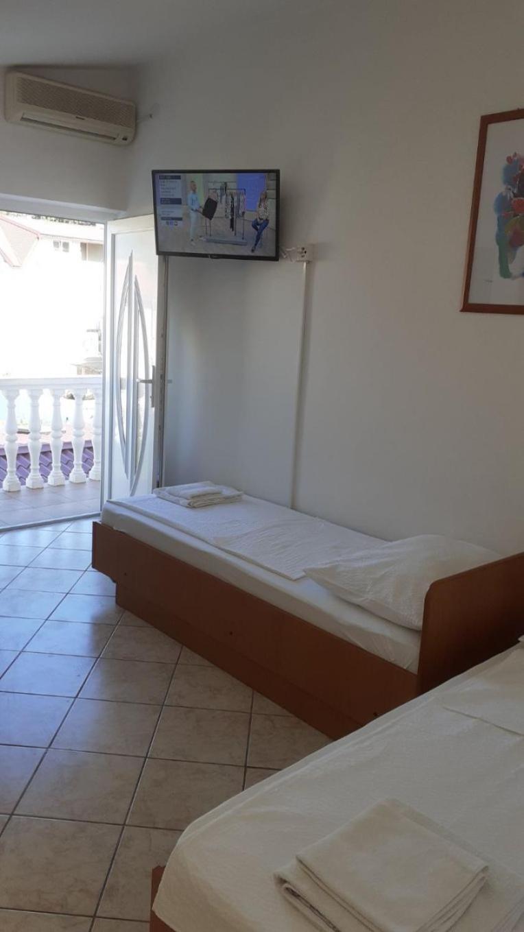 Apartments Dobri - 500M From Beach Nin Buitenkant foto
